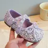 Zapatos de cuero con lentejuelas estilo hada para niñas, nueva colección primavera/otoño 2026, bailarinas de suela blanda con tiras cruzadas y adornos de perlas, zapatos de princesa