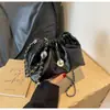 Bolso de Mujer con Cadena Mini y Cordón, Bolso Cruzado Compacto y Ligero de PU Plateado, Diseño de Nicho para Mujer, Bolso de Alta Gama para Mujer