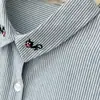 Camisa feminina de comprimento médio, novo estilo outono para meninas plus size, fresca e fofa, com gola de gato bordada e mangas compridas listradas, 0717