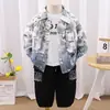 2025 Nuevo Conjunto de Tres Piezas para Niños Versátil Perezoso Harajuku Moderno Chaqueta con Letras Degradadas y Pantalones Venta al Por Mayor de Fábrica