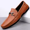 Zapatos casuales de cuero genuino de alta gama con suelas suaves y cuero suave, originarios de marcas italianas, ahora disponibles a un precio de ganga debido a liquidación de exportación