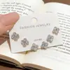 Moderna y Exquisita Juego de Pendientes de Tres Piezas de Trébol de Cuatro Hojas Full Diamond Ultra Brillante, Personalizado y Encantador, Pendientes Pequeños Versátiles de Lujo Ligero para Mujer