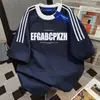 Camiseta de Manga Curta com Estampa de Letras da Marca Nova Tendência Verão 2025 para Homens e Mulheres, Mesmo Estilo, Top Oversize com Painéis Coloridos Contrastantes