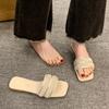 Sandálias de Strass Plissadas Estilo Fada para Mulheres Verão Novo Uso Externo Bico Quadrado Chinelos Rasteiros Sandálias Tamanho Grande
