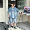 Roupas Infantis Meninos Traje de Verão de Manga Curta 2026 Novo Estilo Meninos Verão Estilo Coreano Bonito e Fashionável Conjunto de Três Peças em Jeans