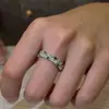 Anel Dazzling Zircônia Estilo Francês de Luxo Leve com Diamantes Brancos e Verdes, Apresentando Fileira de Diamantes em Formato Marquise e Design Aberto