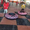 Para uso en talleres de fábrica y cocinas, la alfombrilla de goma es empalmable, cortable y se puede colocar de forma flexible con bordes biselados, ofreciendo propiedades antideslizantes y repelentes al agua.