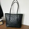 Bolso Tote Repujado para Mujer 2026 Nuevo de Gran Capacidad Bolso de Hombro de Moda y Elegante para Viajes Diarios Bolso de Mano de Alta Gama Tendencia