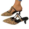 Sapatos de Dedo Apontado de Couro Macio com Salto Bloco de Design Novo e Exclusivo para Mulheres Verão Elegante Banquete Madura Bico Fechado Recorte Salto Alto