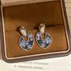 Brincos Redondos Vazados Azuis com Diamante Inlaid de Agulha Prateada Gema Azul da Ilha do Mar Brilho Leve Brincos de Alta Qualidade Acessórios de Orelha Modernos e Únicos