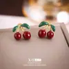 Brincos de Cereja com Esmalte Vermelho Galvanizados a Ouro Real Estilo Coreano Pequeno Design Estéreo Brincos Doces e Fofos para Mulheres