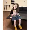 Conjunto de Moda para Niñas 2026 Nuevo Verano Camiseta Negra de Dibujos Animados de Manga Corta y Falda Plisada de Mezclilla para Bebés