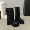 Nuevas botas de caña alta, suela gruesa y hasta la rodilla para mujeres petite, con diseño de cinturón y efecto realzador de altura, 2026