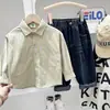 Camisa de Manga Larga de Algodón Lavado para Niños Primavera y Otoño 2026 Camisa de Color Sólido con Cuello de Bolsillo Estilo Coreano para Niños Mayores y Niños Pequeños