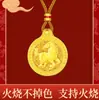 El Colgante de Caballo de Oro Arena Vietnamita Que No Se Desvanecerá al Quemarse, el Colgante de Caballo Volador del Año del Caballo y el "Macaodongchenggong" (Éxito Instantáneo) Los colgantes se cortan de un solo color en toda su extensión