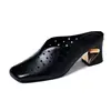 Mules de moda cerrados con diseño calado para comercio exterior, nuevas sandalias de media caña versátiles y transpirables de cuero suave en relieve con puntera cuadrada y tacón grueso para ir al trabajo