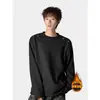 Camiseta elegante de manga larga de alta gama con hebillas metálicas de remaches para hombre, diseñada para el invierno, con un estilo urbano y base interior afelpada