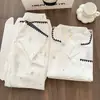 Pijamas femininos no atacado para primavera e outono, com estampas fofas de desenhos animados, designs xadrez, motivos de nuvens e mangas compridas, adequados para uso interno e externo.