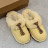 Chinelos de pele de ovelha e pelo integrados na cor amarelo-pintinho, novo estilo outono/inverno 2026, bico fechado, sola plana, quentes e antiderrapantes, botas de neve para mulheres