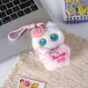 Lindo gato blanco y negro de ojos grandes sosteniendo un pequeño pez de peluche llavero colgante para mochila venta al por mayor