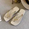 Chinelos de bico quadrado para mulheres, uso externo de verão, viagem, sola macia, antiderrapante, dourado, sandálias de dedo para exterior, sapatos de praia