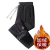 Calça masculina de veludo cotelê oversized para outono e inverno, com forro de fleece, design moderno e estilo esportivo e casual com punhos elásticos