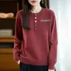 Suéter de Tricô Feminino Gola Redonda Novo Outono e Inverno 2025 com Botões Coloridos Bolso Decorativo Falso de Duas Peças Camiseta de Base Tricotada