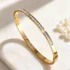 Trevo de Quatro Folhas Cravejado de Diamantes Aço Titânio Quadrado Estrelado com Diamantes Lisos Abertos Pulseira de Aço Inoxidável Conjunto de Três Peças Joias Banhadas a Ouro