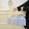 Conjunto de dos piezas de camisa de muñeca con cuello de encaje de hoja de loto de primavera para niña de estilo coreano con falda de tirantes, traje a cuadros elegante para bebé