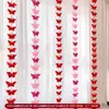 La habitación de bodas está dispuesta para hombres y mujeres, el dormitorio principal, la sala de estar, el hotel, la casa nueva, la cortina, la flor, el traje, los adornos colgantes con el carácter de 'feliz' largo