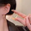 Pendientes de Gota de Agua Dorada Estilo Hong Kong Retro con Forma de C para Mujer, Tachuelas Frías Simples de Alta Gama, Accesorios Explosivos para Orejas de Todas las Combinaciones