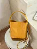 Nova Bolsa Feminina de Verão 2026 Grande Capacidade Cor Sólida Bolsa de Ombro Nicho Simples Padrão Trançado Bolsa Saco de Ombro para Mulheres