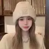 Gorro de Invierno para Maternidad 2025 Nuevo de Felpa con Protección para Orejas Tejido para Mujer Versión Coreana Lindo de Moda Versátil Adelgazante para la Cara Gorro Pequeño