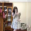 Vestido corto de manga abullonada con cuello cuadrado y estampado floral estilo francés para mujer, ideal para la hora del té. Nueva tendencia de vestidos cortos estilo resort para el verano de 2026 que marcan la cintura.