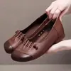 Sapatos de mãe de sola macia 2026 outono novo confortáveis casuais de couro sapatos baixos retrô femininos couro macio retalhos sapatos de um só furo para mulheres