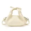 Bolso de hombro de diseño único y elegante, cuero PU, tacto de alta gama, bolso cruzado versátil, bolso de moda simple y elegante para mujer