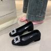 Sapatos Scarpin Pretos Retrô de Salto Grosso Quadrado para Mulheres 2025 Novo Outono Versáteis Sapatos Mary Jane com Saias