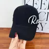 Boné de Baseball Retrô Estilo Coreano com Letras Novo para Primavera e Verão para Mulheres, Boné Simples Versátil Bordado com Top Macio Que Faz o Rosto Parecer Menor