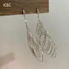 Pendientes de aro minimalistas de plata multicapa con forma de gota de agua, con un tacto metálico, elegantes y geniales para un look de noche chic.