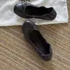 Zapatos para hogareños, nuevo modelo 2026, zapatos retro tipo rollito de huevo con lazo, zapatos planos de ballet de punta redonda poco profundos
