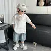 Conjunto de Camiseta de Verano con Estampado de Letras Rasgada de Manga Corta para Niños, Estilo Coreano, Atuendo de Dos Piezas Elegante y Moderno para Niños
