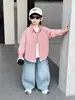 Elegante y moderno conjunto de otoño para niños, tres piezas con camisa y jeans, nuevo modelo 2026, ropa infantil guapa para niños