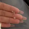 Brincos Dourados de Estrela de Quatro Pontas Cheios de Diamantes Estilo Americano para Mulheres, Pequenos e Delicados, com um Toque de Luxo Leve, Brincos Modernos e Assimétricos para o Dia a Dia