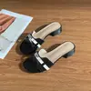 Pantuflas de tacón alto con plataforma estilo coreano para mujer, para uso exterior en verano, sandalias de punta abierta con tacón medio y suela de goma, nuevo modelo 2026