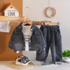 Traje de Primavera y Otoño para Niños Niños 2026 Nuevo Estilo Bebé Elegante Casual Otoño Letra Mezclilla Manga Larga Conjunto de Tres Piezas