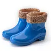 Zapatos de agua duraderos, botas de lluvia de caña corta para obras de construcción, botas de cocina para mujer con forro de felpa, botas de lluvia antideslizantes, zapatos de goma para lavar platos, impermeables y cálidos, para adultos