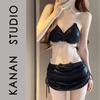 Traje de baño para mujer para aguas termales, estilo de deseo puro de alta gama, nuevo conjunto de bikini sexy de tres piezas con chal 2026
