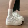 Populares zapatillas de malla finas, versátiles y transpirables, nuevos zapatos blancos bordados de otoño 2026 para combinar con faldas, zapatos de estudiante estilo coreano