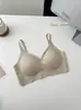 Tejido cálido cepillado, soporte suave, diseño fino sin costuras, sin aros, anti-caída, sujetador transpirable con tirantes finos 8283