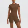 Conjunto de outfit atlético de yoga nuevo, color liso, amigable con la piel, cómodo, de estilo europeo y americano, ajuste ceñido, que realza la figura, elástico, conjunto de camiseta y shorts de fitness para mujer